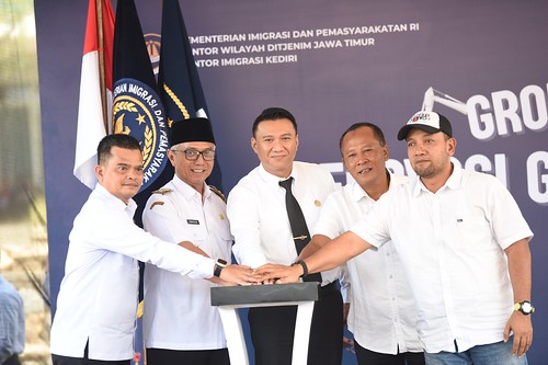 Wakil Wali Kota Kediri, Qowimuddin, hadir dalam acara groundbreaking renovasi Gedung Serbaguna Kantor Imigrasi Kelas II Non TPI Kediri.