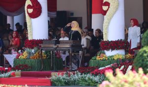 Gubernur Jawa Timur Khofifah Indar Parawansa memimpin sebagai Inspektur Upacara pada peringatan Detik-Detik Proklamasi HUT ke-80 Kemerdekaan RI.