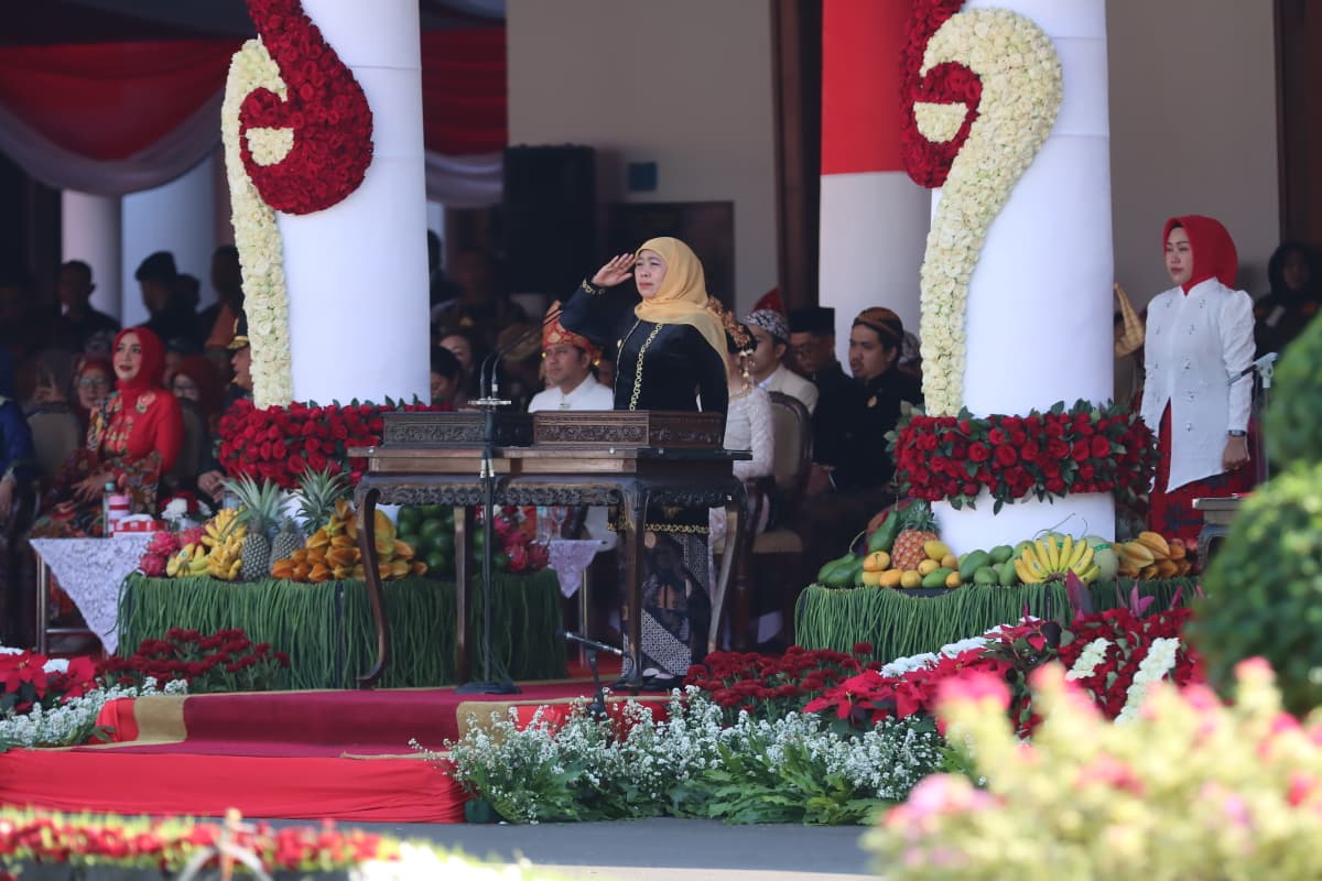 Gubernur Jawa Timur Khofifah Indar Parawansa memimpin sebagai Inspektur Upacara pada peringatan Detik-Detik Proklamasi HUT ke-80 Kemerdekaan RI.