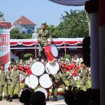 Penampilan atraktif Drum Band Genta Buana Brawijaya dari SMAN 5 Taruna Brawijaya, Sukorame Mojoroto, Kota Kediri.