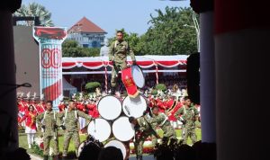 Penampilan atraktif Drum Band Genta Buana Brawijaya dari SMAN 5 Taruna Brawijaya, Sukorame Mojoroto, Kota Kediri.