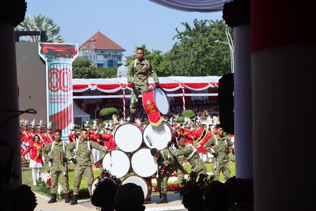 Penampilan atraktif Drum Band Genta Buana Brawijaya dari SMAN 5 Taruna Brawijaya, Sukorame Mojoroto, Kota Kediri.