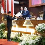 Anggota DPRD Jatim, Y. Ristu Nugroho memberikan PU Fraksi ke pimpinan DPRD Jatim yang disaksikan sekdaprov Jatim, Adhy Karyono. (Foto: DPRD Jatim)