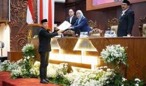 Anggota DPRD Jatim, Y. Ristu Nugroho memberikan PU Fraksi ke pimpinan DPRD Jatim yang disaksikan sekdaprov Jatim, Adhy Karyono. (Foto: DPRD Jatim)