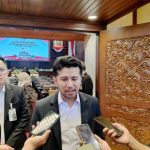 7252025215838 (1) Wagub Jatim, Emil Elestianto ditemui usai Paripurna. (Foto: DPRD Jatim)