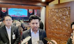 7252025215838 (1) Wagub Jatim, Emil Elestianto ditemui usai Paripurna. (Foto: DPRD Jatim)