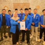 Para Ketua Cabang PMII Zona Mataraman menunjukkan petisi tuntutan usai konsolidasi di Maha Kafe, Bondowoso, Kamis (31/7/2025).