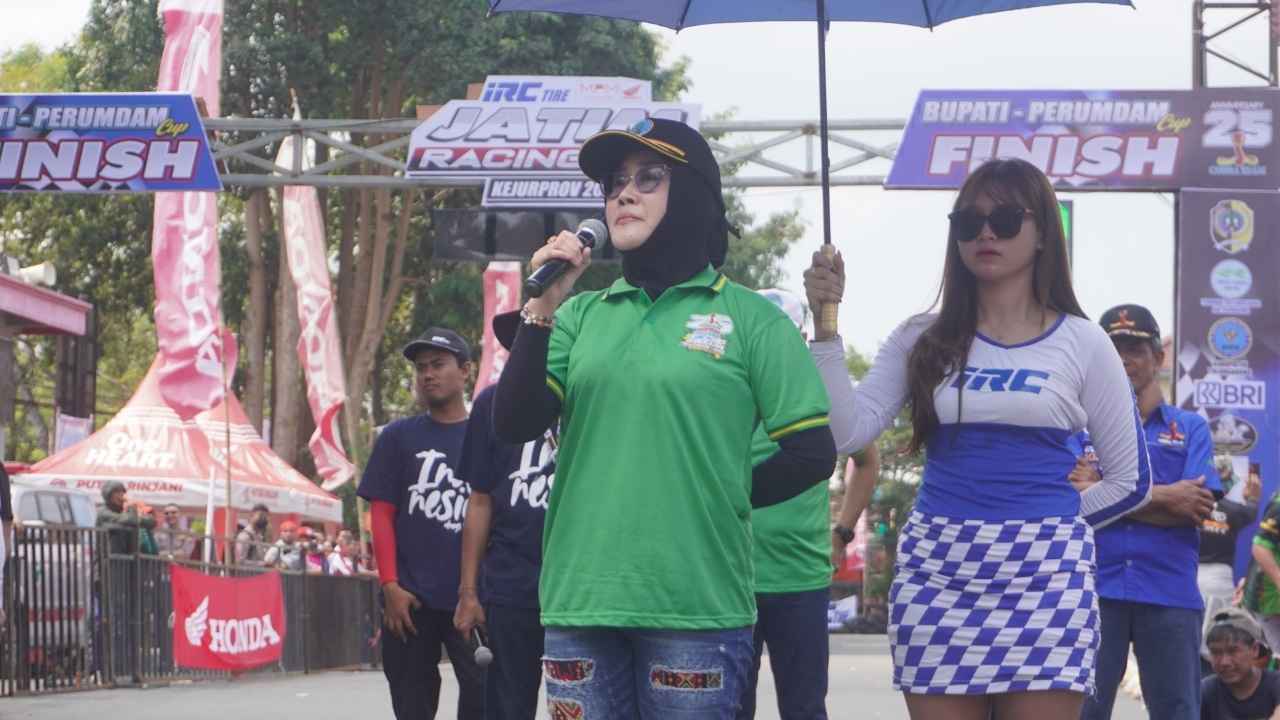 Bupati Perumdam Cup Race IRC Tire Jatim Racing di Tulungagung.