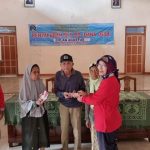 Penyaluran BLT oleh Pemdes Pojok, Garum, Blitar.