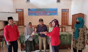 Penyaluran BLT oleh Pemdes Pojok, Garum, Blitar.