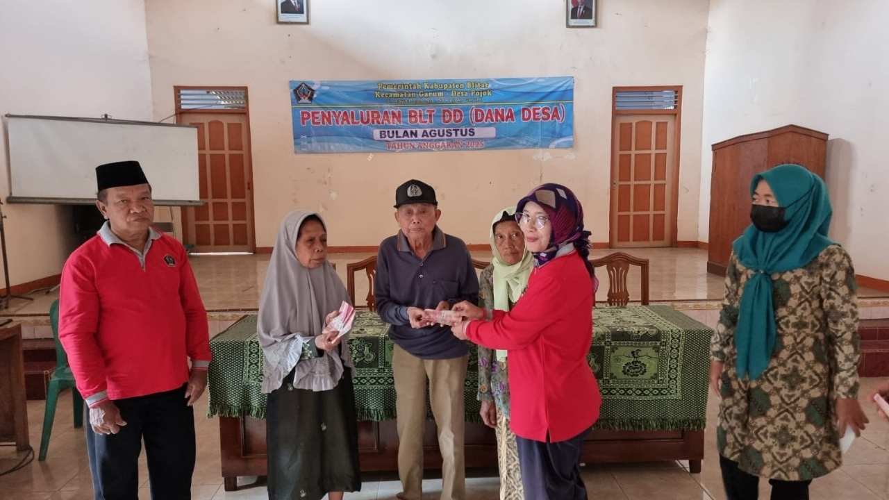 Penyaluran BLT oleh Pemdes Pojok, Garum, Blitar.