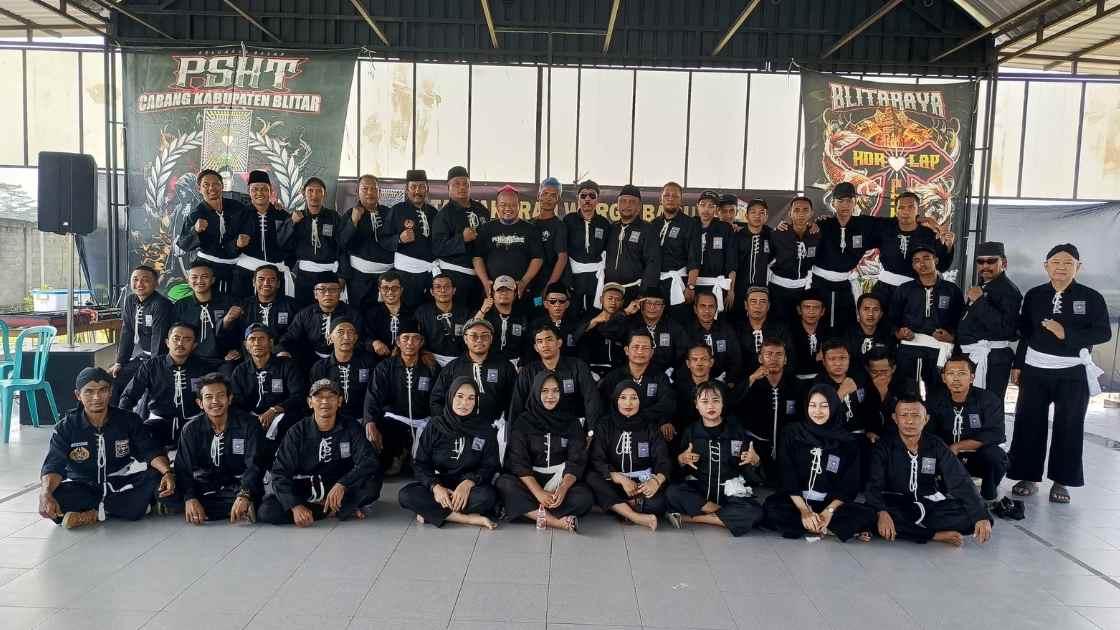 Ketua PSHT Cabang Kabupaten Blitar, Tugas Nanggolo Yudo Dili Prasetiono (tengah, jambul pink). (Foto: Achmad Zunaidi/serayunusntara.com)