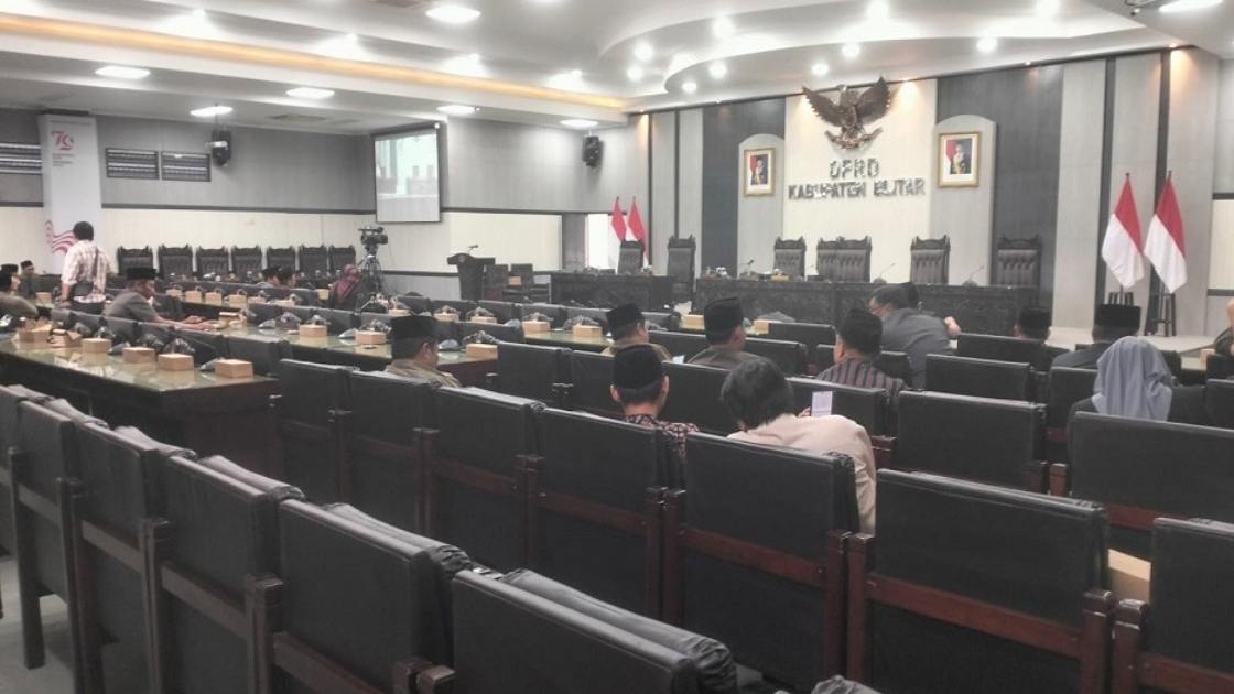 Ketidakhadiran Gerindra, Golkar, dan PKB membuat rapat paripurna KUA-PPAS 2026 gagal total. Publik pun bertanya-tanya, ada apa di balik manuver politik ini?