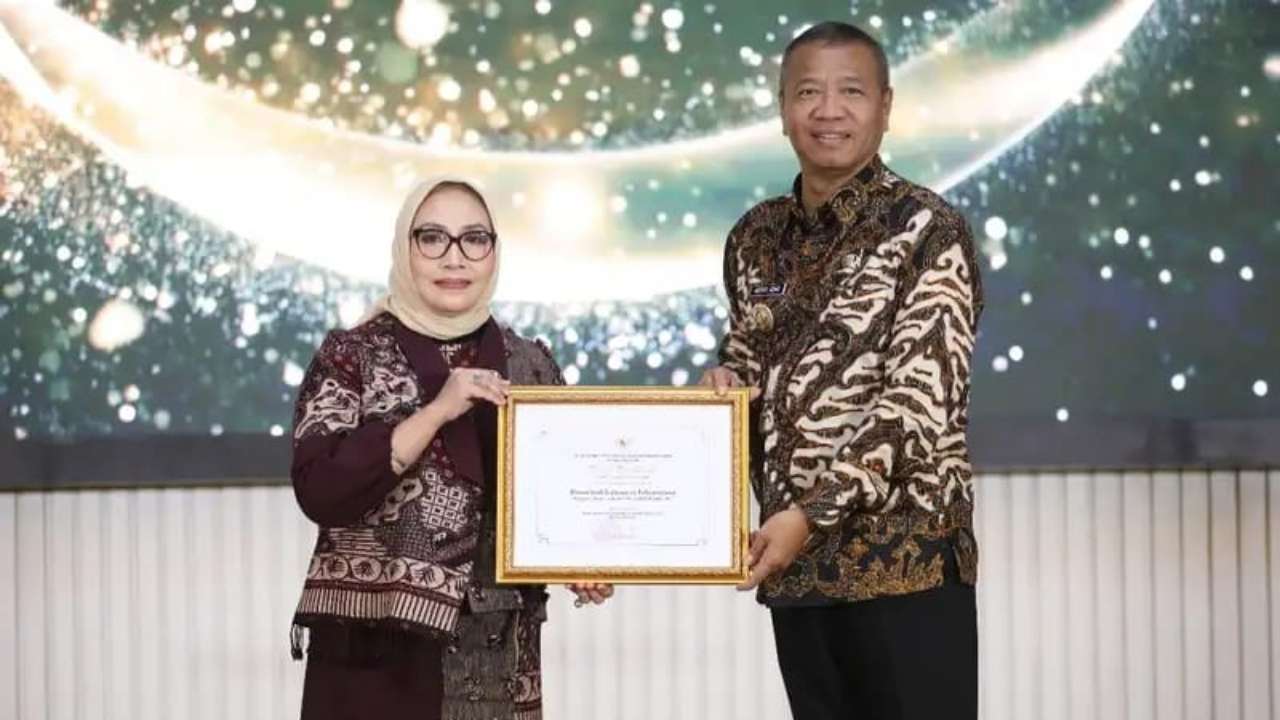 Penghargaan ini diberikan langsung oleh Menteri Pemberdayaan Perempuan dan Perlindungan Anak (PPPA) RI, Arifatul Choiri Fauzi, kepada Bupati Tulungagung H. Gatut Sunu Wibowo, dalam acara yang digelar di Jakarta, Jumat (8/8/2025)