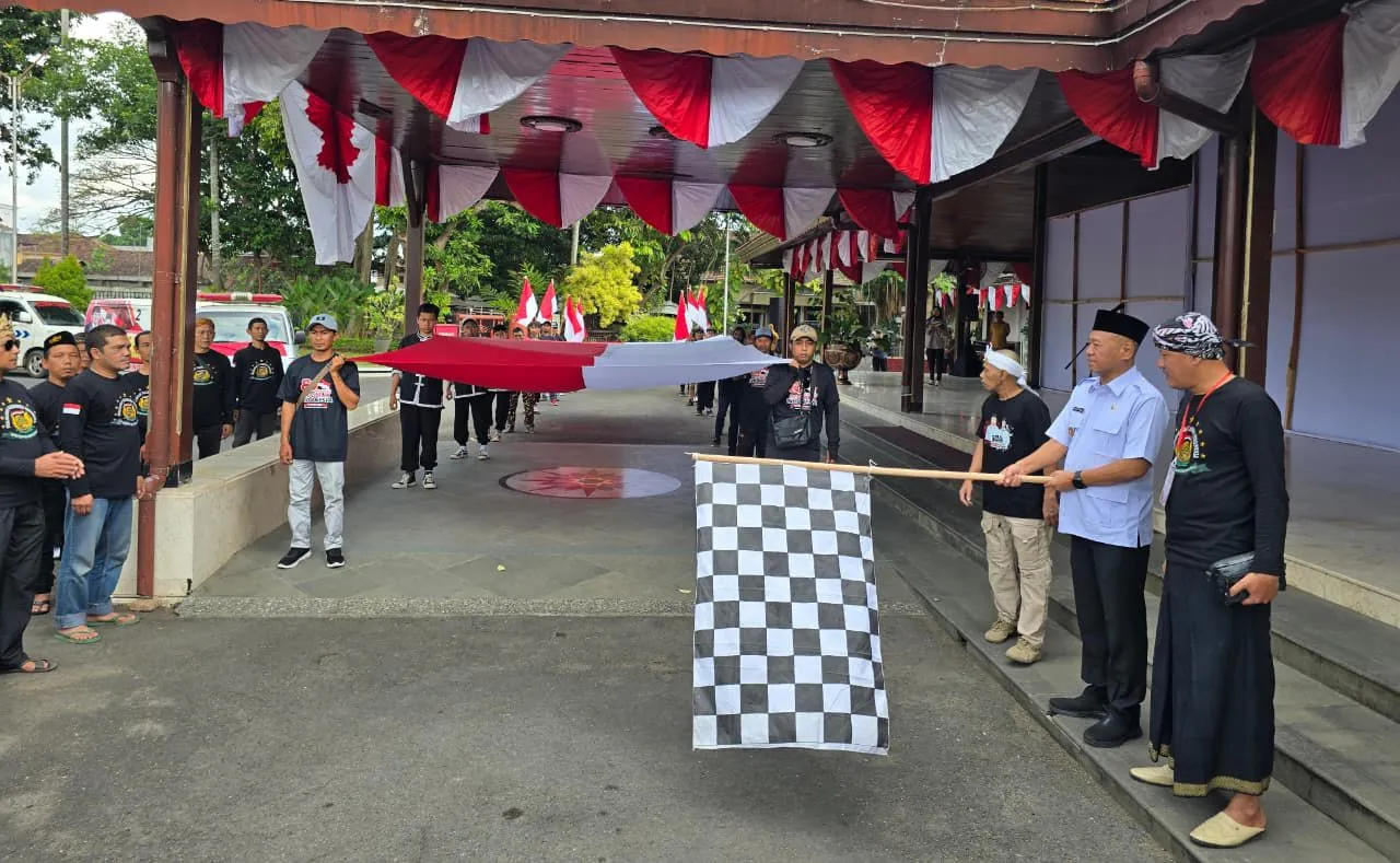 Bupati Tulungagung, H. Gatut Sunu Wibowo, secara resmi melepas puluhan pemuda yang mengibarkan Sang Saka Merah Putih dalam Kirab Bendera Sambut Kemerdekaan ke-80 Republik Indonesia menuju Kecamatan Sendang.