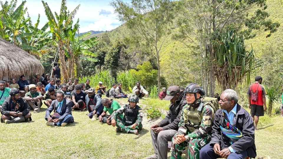 Suasana duka menyelimuti warga Desa Numbukkawi, Distrik Malagai, Kabupaten Lanny Jaya, Papua Tengah, pada Senin (25/8/2025) pagi. (Foto: Yonif 511/DY)