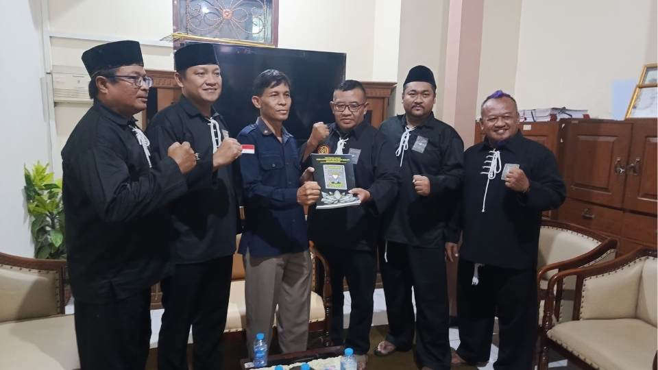 Penyerahan legalitas PSHT kepada Bakesbangpol Kota Blitar, Selasa, 28 Agustus 2025.