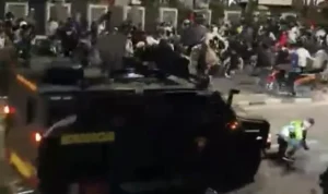 Tangkapan layar mobil tank polisi tabrak ojol di Jakarta, Kamis, 28 Agustus 2025.