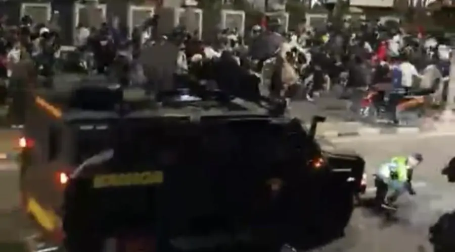 Tangkapan layar mobil tank polisi tabrak ojol di Jakarta, Kamis, 28 Agustus 2025.