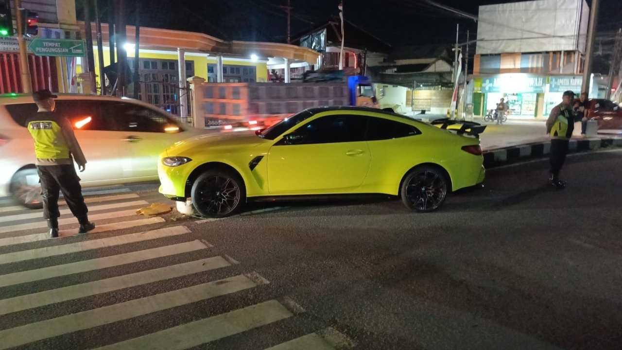 Sebuah mobil sport mewah BMW Coupe dua pintu berwarna kuning diduga milik sekaligus dikendarai Wabup Blitar, Beky Herdihansah, mengalami kecelakaan tunggal di simpang empat Kanigoro, Jalan Kusuma Bangsa, Jumat malam (29/8/2025).