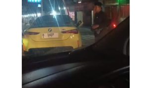 Mobil mewah BMW seharga miliaran rupiah nyansang diperempat Kanigoro dengan Nopol B 1407, publik mengatakan milik Wakil Bupati (Wabup) Blitar, Beky Herdihansah. (Foto: Istimewa)