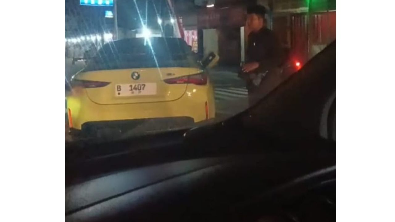 Mobil mewah BMW seharga miliaran rupiah nyansang diperempat Kanigoro dengan Nopol B 1407, publik mengatakan milik Wakil Bupati (Wabup) Blitar, Beky Herdihansah. (Foto: Istimewa)