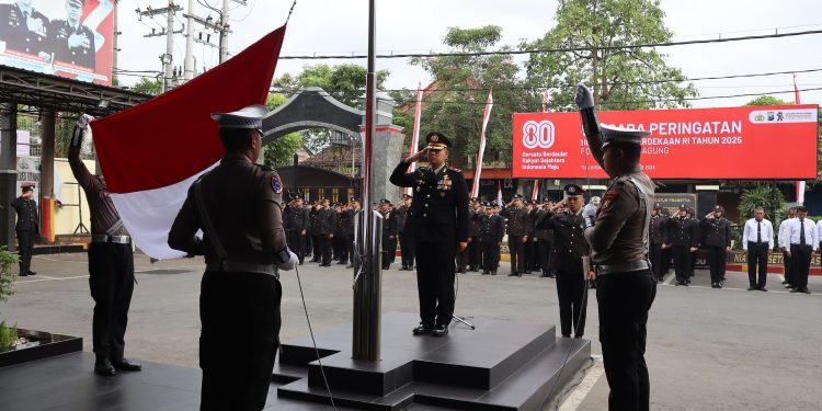 Polres Tulungagung menggelar upacara bendera dalam rangka memperingati HUT ke-80 Kemerdekaan Republik Indonesia di halaman Mapolres.