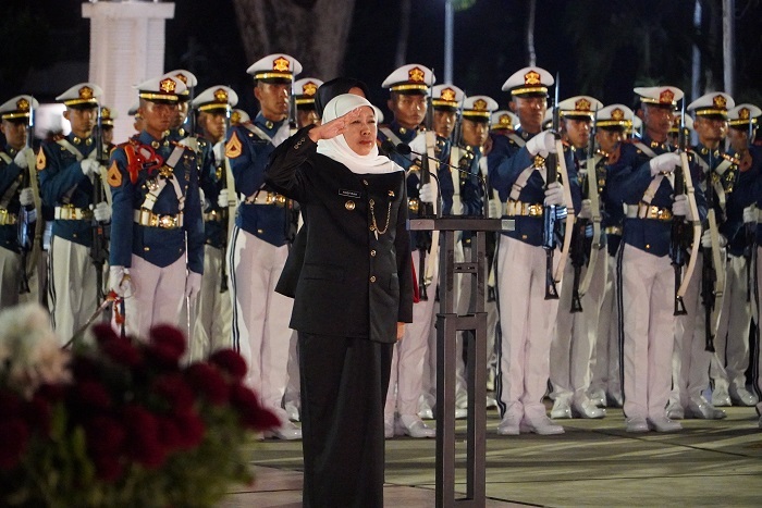 Gubernur Jawa Timur Khofifah Indar Parawansa memimpin upacara Apel Penghormatan dan Renungan Suci dalam rangka memperingati HUT ke-80 Kemerdekaan RI.
