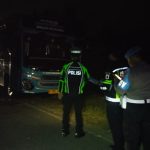 Petugas dari Polres Tulungagung segera turun tangan menangani insiden kecelakaan lalu lintas antara sebuah bus dan truk terjadi di Jalur Lintas Selatan. (Foto: Polres Tulungagung)