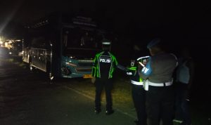 Petugas dari Polres Tulungagung segera turun tangan menangani insiden kecelakaan lalu lintas antara sebuah bus dan truk terjadi di Jalur Lintas Selatan. (Foto: Polres Tulungagung)