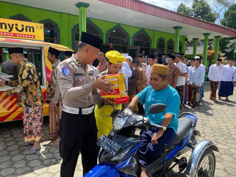 Usai pelaksanaan salat Jumat, personel Polres Tulungagung membagikan 100 paket makanan gratis kepada jamaa
