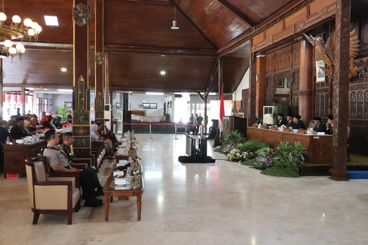 Kegiatan nonton bareng pidato kenegaraan Presiden RI Prabowo Subianto bersama Forkopimda Tulungagung di Pendapa Kongas Arum Kusumaning Bongso.