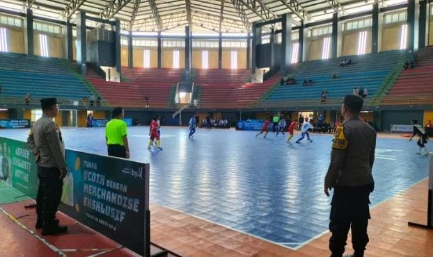 Polsek Mojoroto, Polres Kediri Kota, melaksanakan pengamanan Turnamen Futsal Piala By U 2025 tingkat SMP dan SMA se-Eks Karisidenan Kediri yang digelar di GOR Jayabaya.