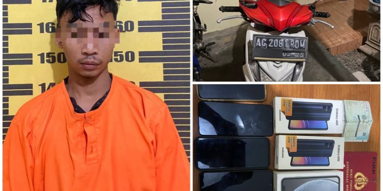 Pelaku yang diamankan oleh polisi.