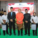 Sekdaprov Jatim, Adhi Karyono, dan Ketua DPRD Jatim, M. Musyafak acara penyerahan Remisi Umum 17 Agustus dan Remisi Dasawarsa bagi warga binaan, di Aula Lapas Kelas I Surabaya. (Foto: Ditjenpas Jatim)
