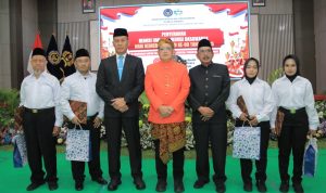 Sekdaprov Jatim, Adhi Karyono, dan Ketua DPRD Jatim, M. Musyafak acara penyerahan Remisi Umum 17 Agustus dan Remisi Dasawarsa bagi warga binaan, di Aula Lapas Kelas I Surabaya. (Foto: Ditjenpas Jatim)