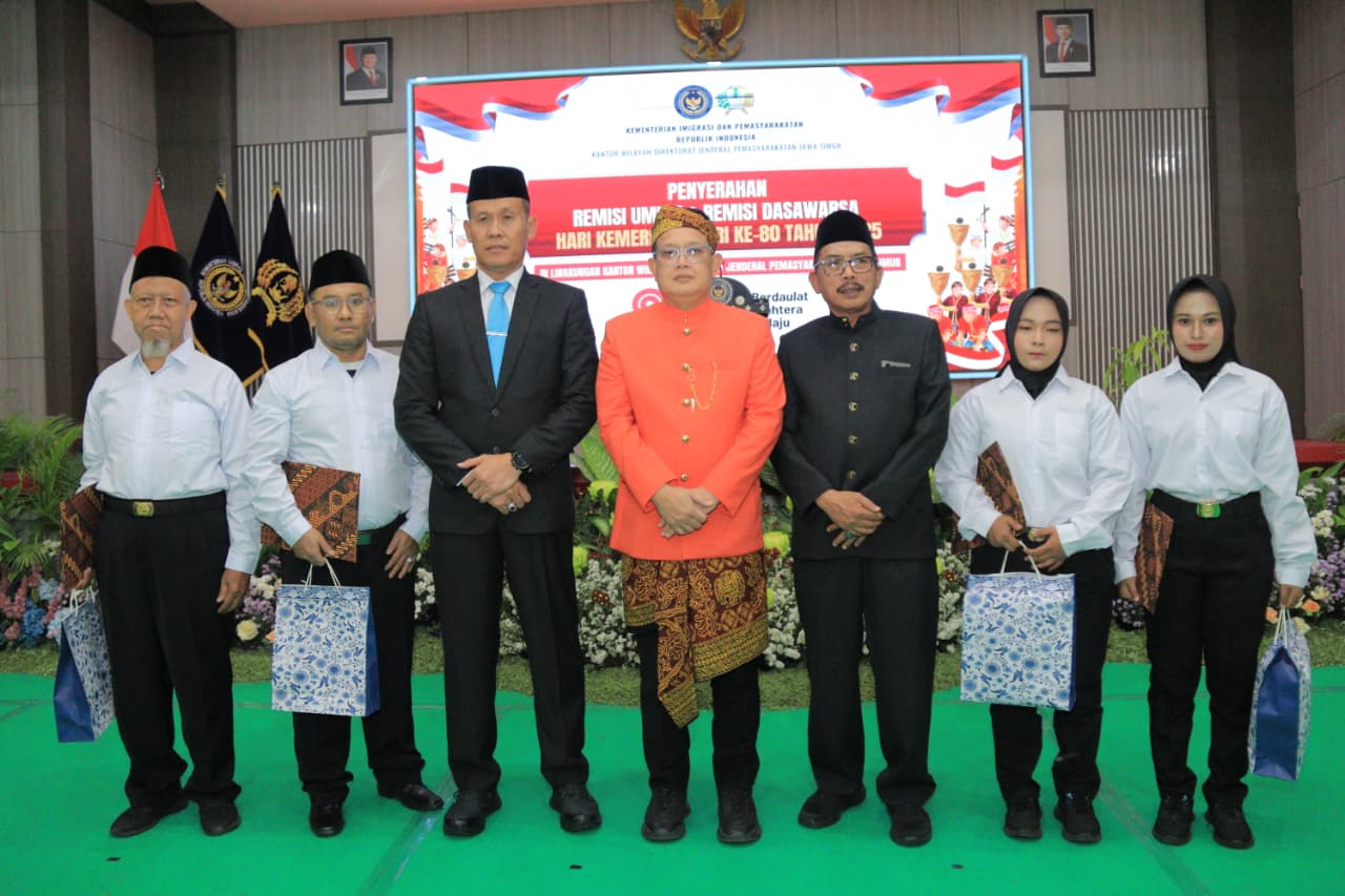 Sekdaprov Jatim, Adhi Karyono, dan Ketua DPRD Jatim, M. Musyafak acara penyerahan Remisi Umum 17 Agustus dan Remisi Dasawarsa bagi warga binaan, di Aula Lapas Kelas I Surabaya. (Foto: Ditjenpas Jatim)