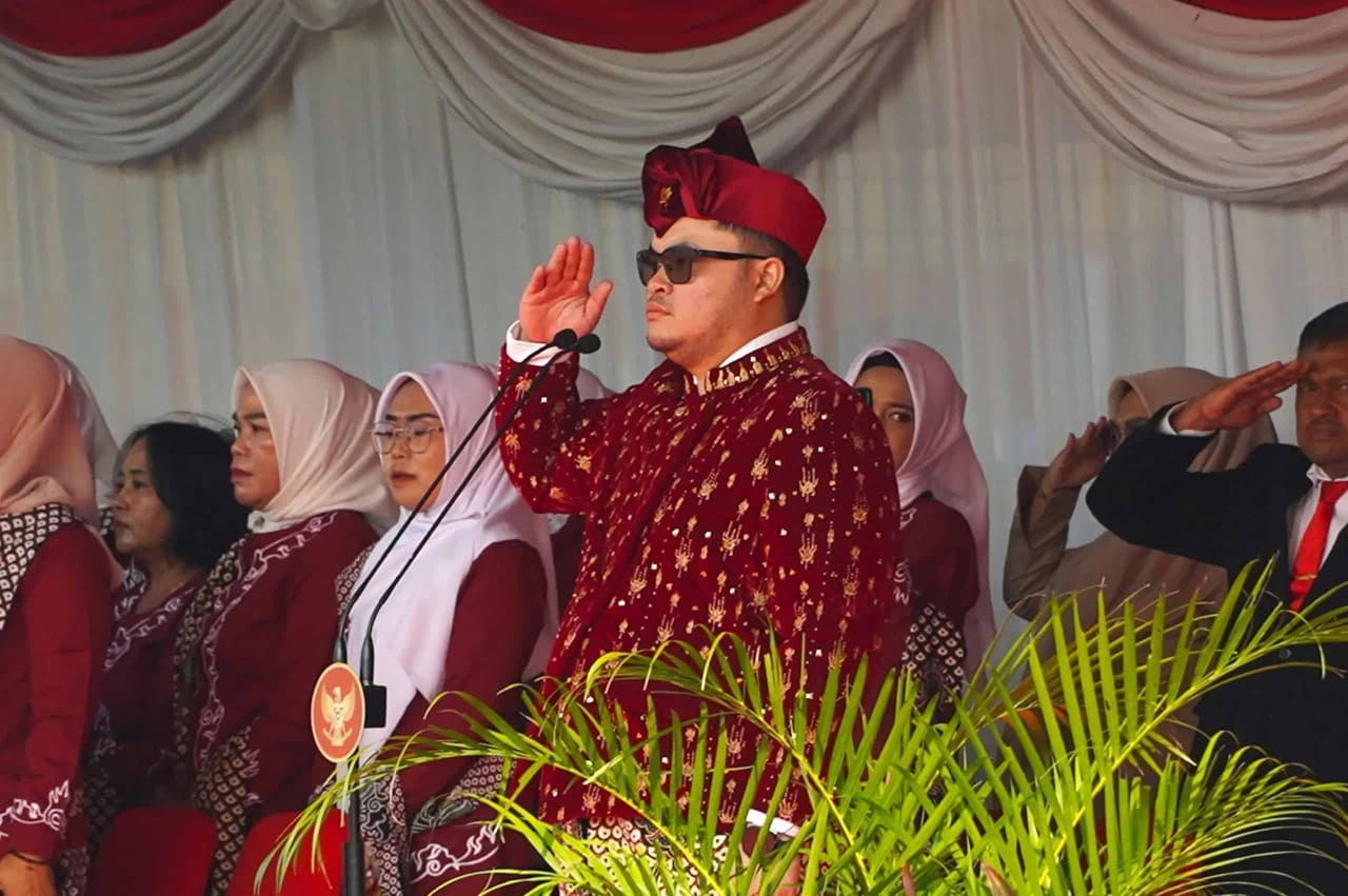 Bupati Kediri Hanindhito Himawan Pramana memimpin upacara peringatan HUT ke-80 Kemerdekaan Republik Indonesia di Stadion Canda Bhirawa. (Foto: Dinas Kominfo Kab. Kediri)