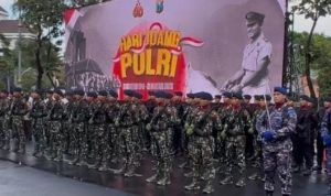 Upacara peringatan Hari Juang Polri Tahun 2025 di depan Monumen Perjuangan Polri, Jalan Raya Darmo.