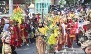 Pawai Bhinneka Tunggal Ika memperingati HUT ke-80 Republik Indonesia.