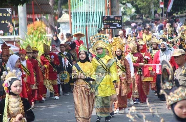 Pawai Bhinneka Tunggal Ika memperingati HUT ke-80 Republik Indonesia.