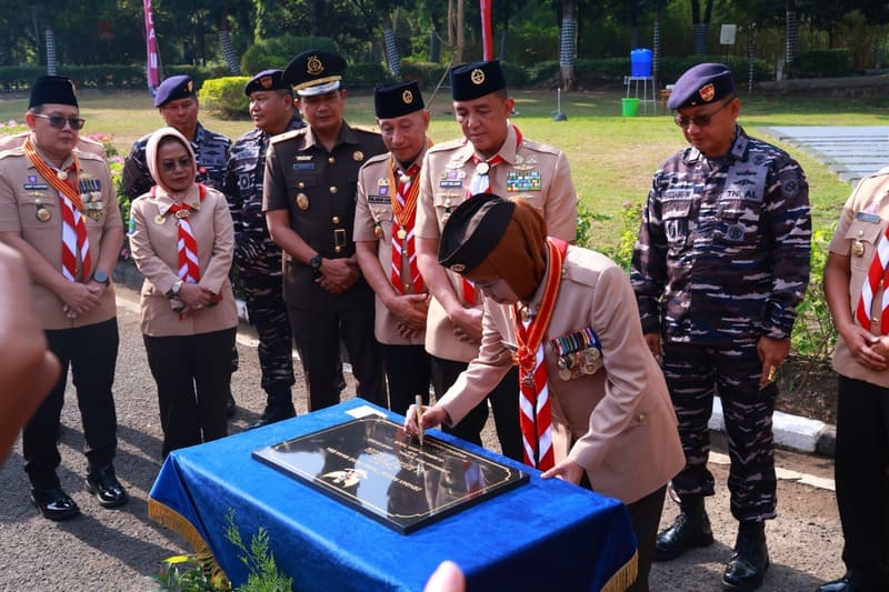 Gubernur Jawa Timur, Khofifah Indar Parawansa meresmikan Candi Ujung Galuh yang berada di Penjagaan Candi Mako Koarmada II.