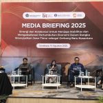 Media Briefing 2025 di Gedung OJK Surabaya.