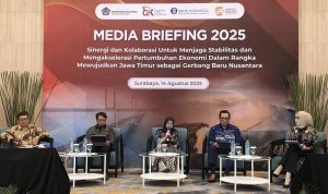 Media Briefing 2025 di Gedung OJK Surabaya.