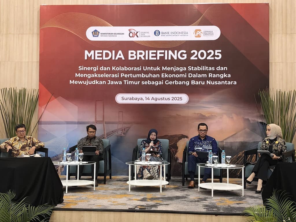 Media Briefing 2025 di Gedung OJK Surabaya.