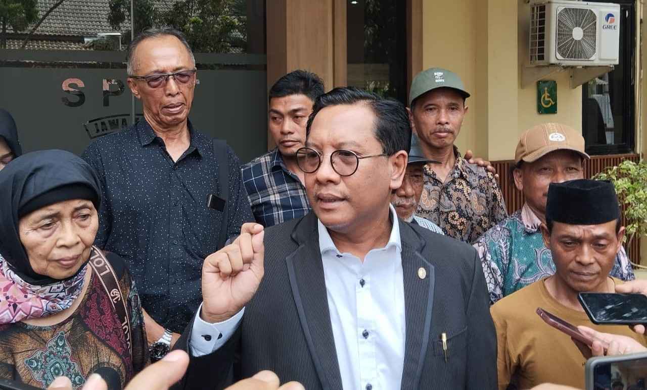 Sejumlah warga Kecamatan Balesari, Ngajum, Kabupaten Malang saat ke Sentra Pelayanan Kepolisian Terpadu (SPKT) Polda Jawa Timur pada Rabu (24/9/2025