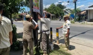 Petugas-Satpol-PP-Kabupaten-Kediri-reklame-dan-baliho-liar